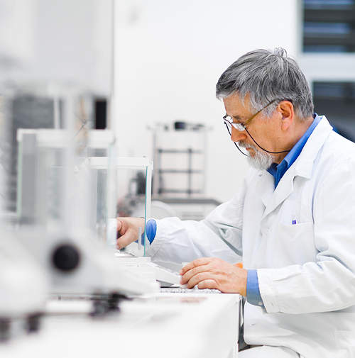 Ein Expertennetzwerk entwickelt einzigartige Hautpflegeprodukte Wissenschaftler bei der Arbeit